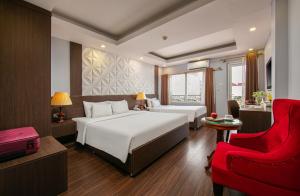 河内Hanoi Diamond King Hotel & Travel的酒店客房,设有两张床和一张红色椅子