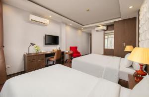 河内Hanoi Diamond King Hotel & Travel的酒店客房配有两张床和一张书桌