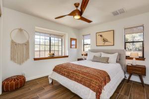 约书亚树Breathtaking Roadrunner Heights的一间卧室配有一张床和吊扇