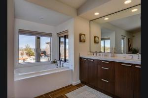 约书亚树Breathtaking Roadrunner Heights的一间带两个盥洗盆、浴缸和窗户的浴室