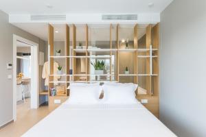 干尼亚Noemie Luxury Suites的卧室配有白色大床和白色枕头