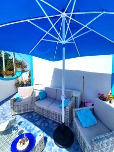 普罗奇达Santa Margherita Suite的落在天井顶上的蓝色雨伞