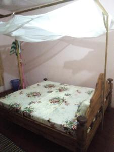 基林多尼Mgeni Homestay的一张带天蓬的床