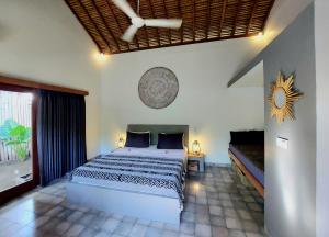吉利阿尔Villa Saia的一间卧室设有一张床和一个大窗户