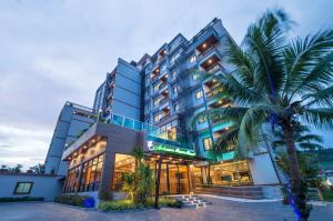 奥南海滩Andaman Breeze Resort - SHA Plus的前面有棕榈树的酒店
