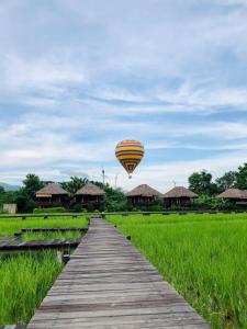 万荣ViengTara VangVieng Resort的空中热气球飞越木桥
