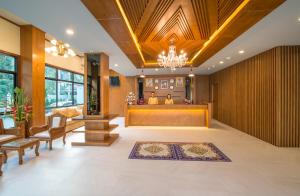 奥南海滩Andaman Breeze Resort - SHA Plus的大堂设有接待台