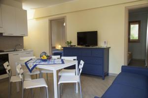 雷阿尔蒙特卡萨瓦卡泽拜亚酒店的厨房以及带桌子和蓝色橱柜的用餐室。