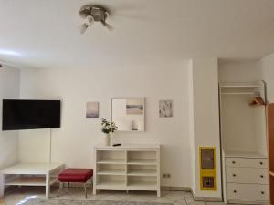 鲁斯特Badisch Home的白色的客厅配有电视和书桌