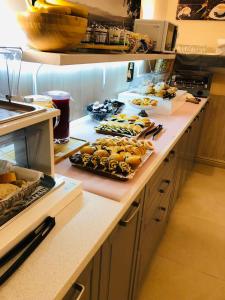 热那亚坎托尔酒店的厨房柜台上有很多不同类型的食物