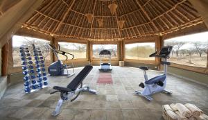 Tsavo West National ParkSeverin Safari Camp的大楼内提供数辆健身自行车的健身房