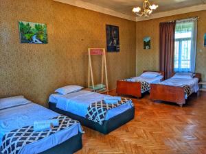 Zemo AlvaniVeli Guest House • საოჯახო სასტუმრო ველი的一间房间,有三张床