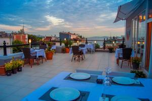 伊斯坦布尔Sarnic Premier Hotel的阳台的天井配有桌椅