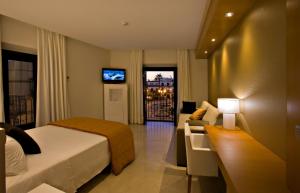 桑卢卡尔-德巴拉梅达巴拉梅达酒店的酒店客房配有床、沙发和电视。