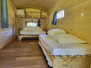 HurielL'alternatif的木墙客房的两张床