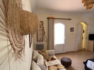 Ghazoua达马查酒店的带沙发和吊灯的客厅