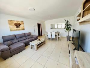 大加那利岛拉斯帕尔马斯Apartamento Muelle Deportivo的客厅配有沙发和桌子