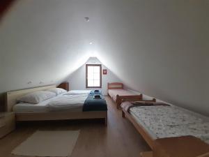 博维茨Apartments Radulje Bovec的阁楼卧室设有两张床和窗户。