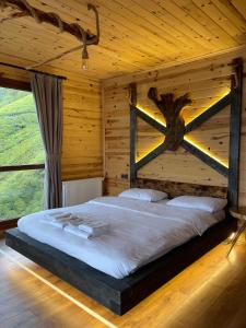 贾马里海姆森Nirvana dağ evleri的小木屋内一间卧室,配有一张床