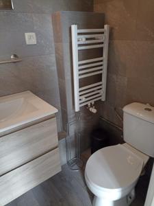 莱斯河畔的汉恩Au Bon pl'Han的浴室配有白色卫生间和盥洗盆。