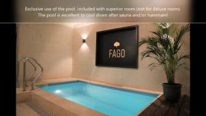 布鲁日B&B Fago的带有标志和植物的房间的游泳池