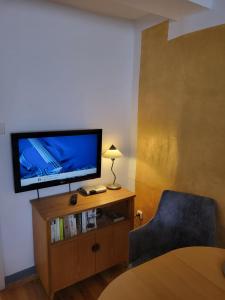 MorschenGästehaus Domänenblick的客房设有平面电视和椅子。