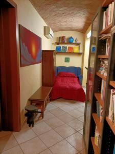 摩德纳Il Gioiellino di Modena - Elegant Apartment[☆☆☆☆☆]的一间小卧室,房间内设有一张红色的床