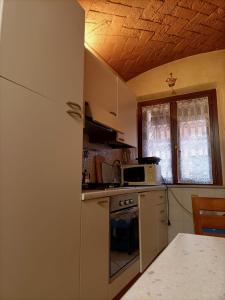 摩德纳Il Gioiellino di Modena - Elegant Apartment[☆☆☆☆☆]的厨房配有冰箱和炉灶。 顶部烤箱