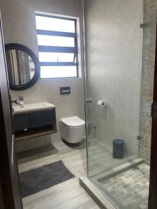 帕雷斯365@ Vaal De Grace Parys的带淋浴、卫生间和盥洗盆的浴室
