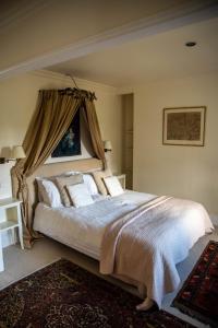 埃皮尼亚克欧伊赛特酒店的一间卧室配有一张带天蓬的大床