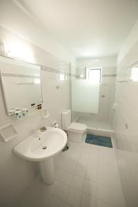 加拉塔斯AZALEA - Modern studio with sea view的白色的浴室设有水槽和卫生间。