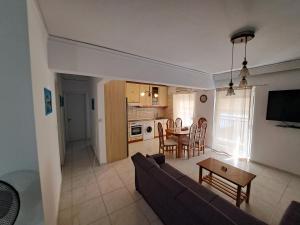 依克希亚Periklis House的客厅以及带沙发和桌子的厨房。