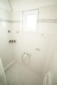 加拉塔斯AZALEA - Modern studio with sea view的白色的浴室设有淋浴和窗户