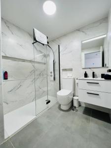 大加那利岛拉斯帕尔马斯Apartamento Parque Jardín的带淋浴和卫生间的白色浴室