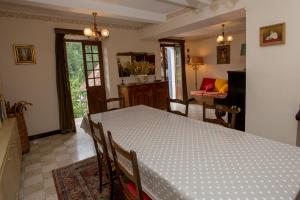 Saint-Martin-dʼEntraunesHotel des Etrangers的一间带桌子的用餐室和一间客厅