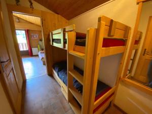 拉克吕萨Appartement La Clusaz, 3 pièces, 6 personnes - FR-1-459-32的一间小房间,房子里配有双层床