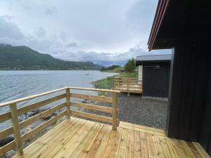 TresfjordFagervik Camping的水边的木甲板