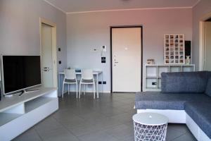 佩罗Rho Fiera Milano - Popy House的客厅配有沙发和桌子