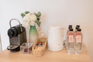 清迈Lanna Bonita Boutique Hotel的一张桌子、咖啡壶和瓶子