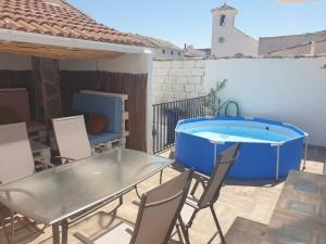 ArbunielCasa El Forestal的一个带桌椅的庭院和一个游泳池