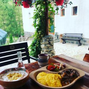 莫伊西德约斯Valea lui Bogdan的一张木桌,上面有盘子的食物