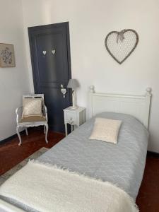 格拉斯La Bastide de Jean Maison de charme dans un domaine equestre privé的卧室配有一张床,墙上有心