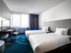 奥尔什丁避风港酒店与spa的酒店客房配有两张床和一张书桌