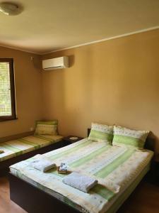 克鲁舒纳Holiday Home Maarata的一间卧室设有两张床和窗户。