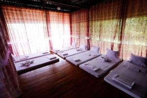 Văn ChấnKhông gian văn hóa trà Suối Giàng的窗户前设有四张床的房间