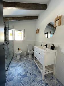 马里瑟尔Black Wood Cabin的一间带水槽、卫生间和镜子的浴室