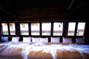 Văn ChấnKhông gian văn hóa trà Suối Giàng的带窗户的客房内的一张带枕头的大床