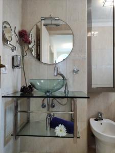 阿布里斯Casa Confort的一间带玻璃水槽和镜子的浴室
