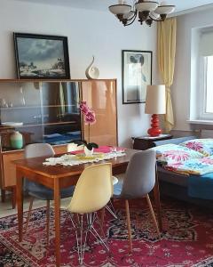 卡托维兹Modern retro apartament Katowice的一间带桌椅和一张床的用餐室