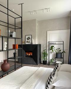 希奥利艾Kamurke - Guest House的一间卧室配有一张床和一个壁炉